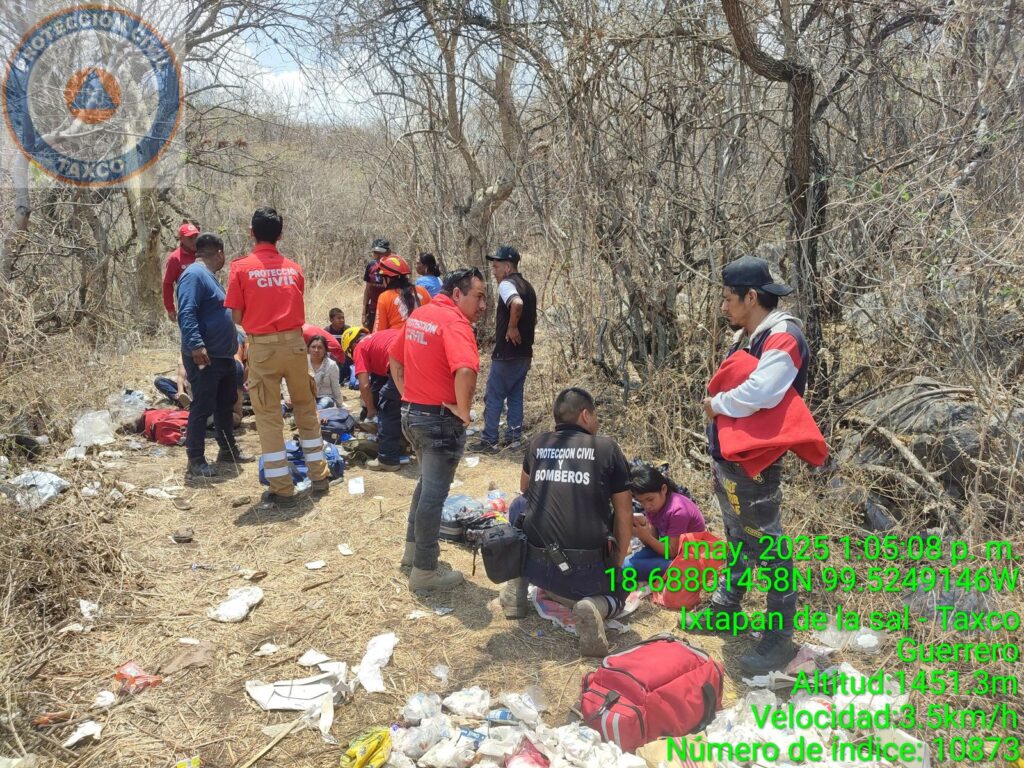 Elementos de la SGIRPCGRO atienden volcadura de autobús en la carretera Taxco-Pilcaya