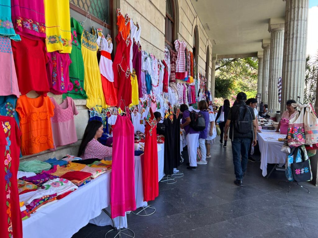 Artesanos ponen a la venta sus productos por la celebración del Día de las Madres, en el zócalo de Chilpancingo