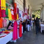 Artesanos ponen a la venta sus productos por la celebración del Día de las Madres, en el zócalo de Chilpancingo