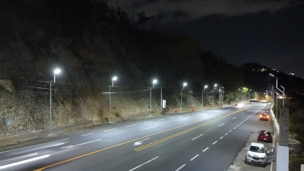 Gobierno del estado mejora la imagen urbana con la instalación de 400 luminarias en la Escénica de Acapulco