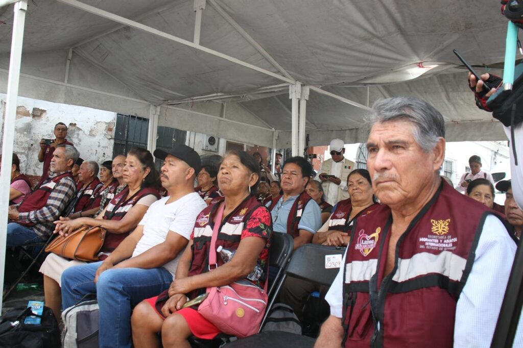 Dan banderazo de salida en Taxco a adultos mayores solicitantes de visa americana a través del programa Lazos Migrantes