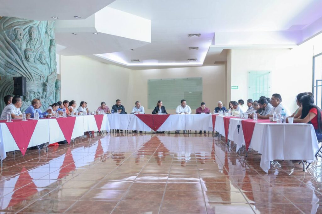 Evelyn Salgado prioriza el diálogo y acuerda plan integral con comuneros de Tilapa y pobladores de Malinaltepec