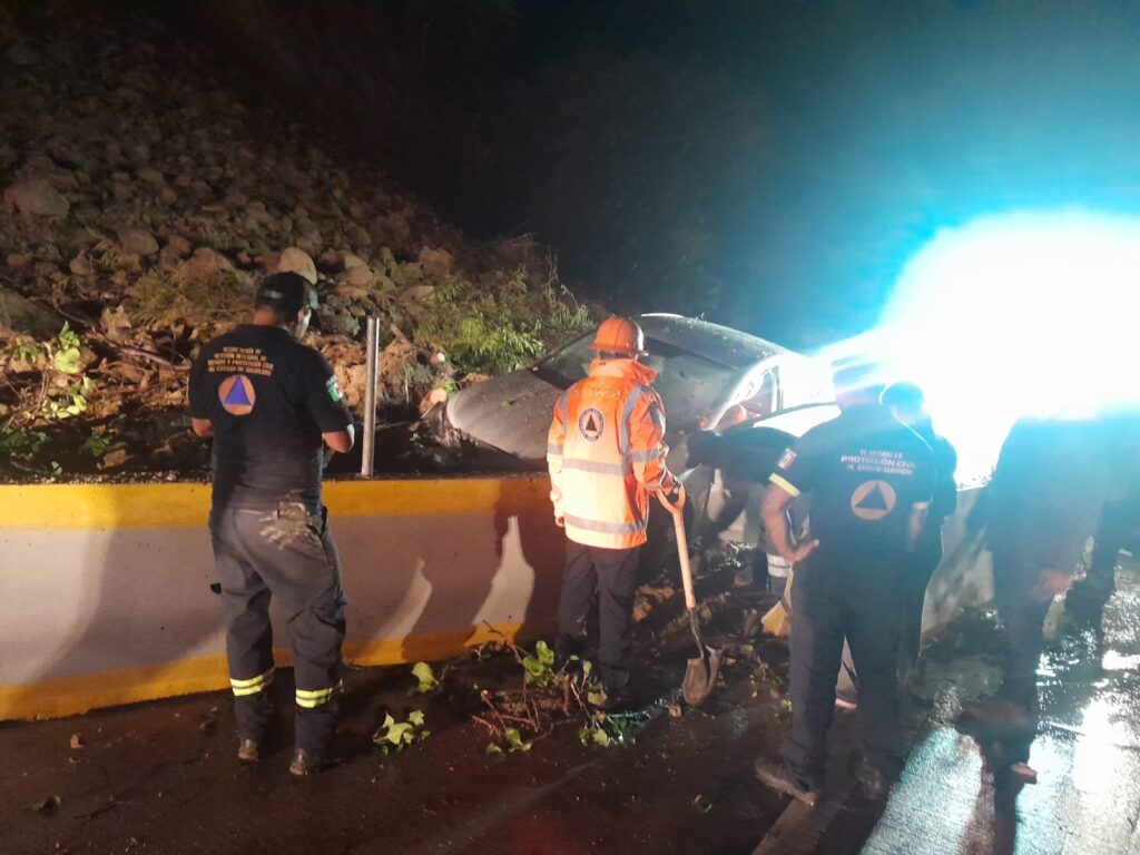 Continúan labores de retiro de material por personal del SGIRPCGRO y CAPUFE, tras el derrumbe de talud en la Autopista del Sol