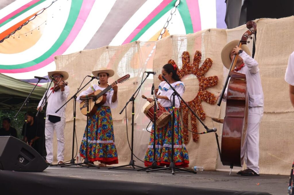 Guerrero participó en el Encuentro de Arte Decorativo y Utilitario en Los Pinos