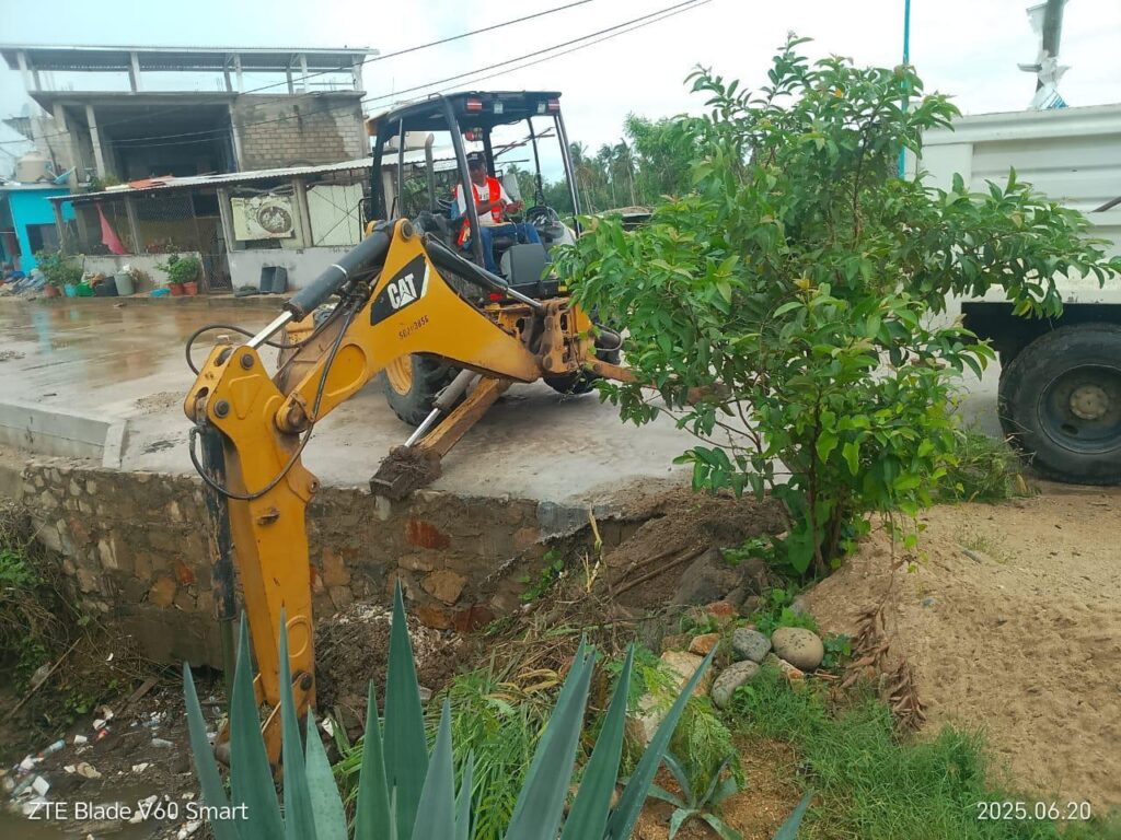Secretaría de Desarrollo Urbano, Obras Públicas y Ordenamiento Territorial trabaja en coordinación con el gobierno municipal de Marquelia en la limpieza de caminos