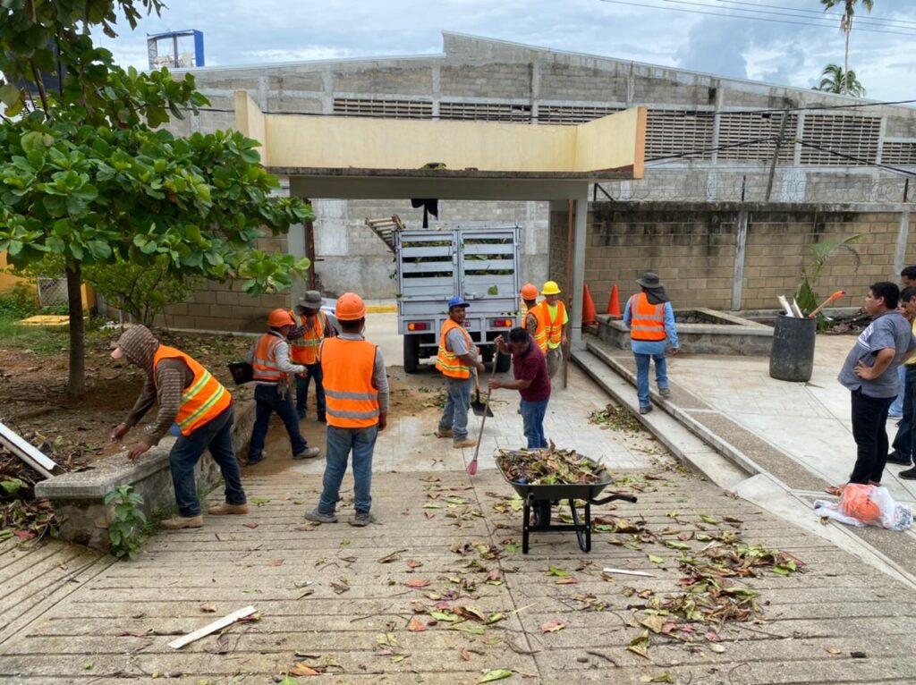 La Secretaría del Trabajo y Previsión Social realizan jornadas de limpieza en escuelas afectadas por el huracán en Ometepec.