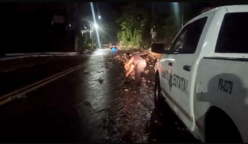 Oficiales de Tránsito Estatal implementan un operativo de seguridad vial sobre la avenida Escénica de Acapulco.