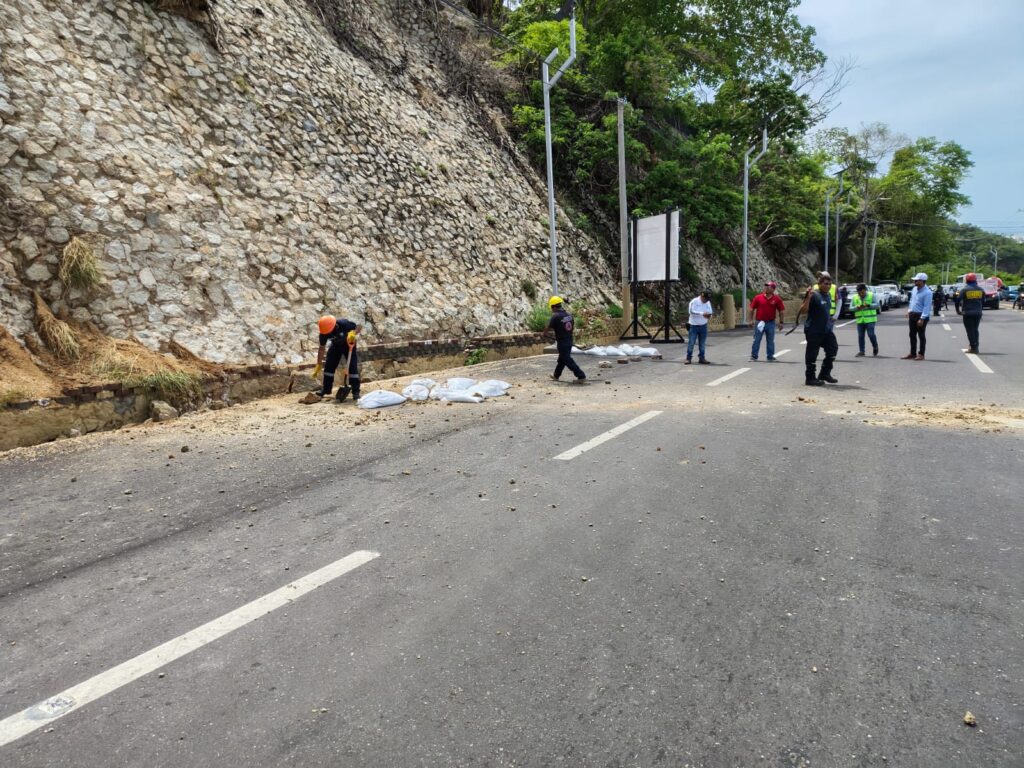 Atiende Gobierno de Guerrero deslaves en la avenida Escénica de Acapulco