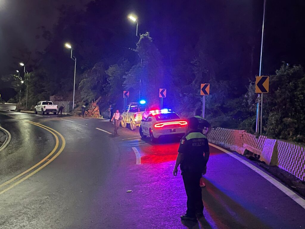 Oficiales de Tránsito Estatal implementan un dispositivo de seguridad vial en la Avenida Escenica