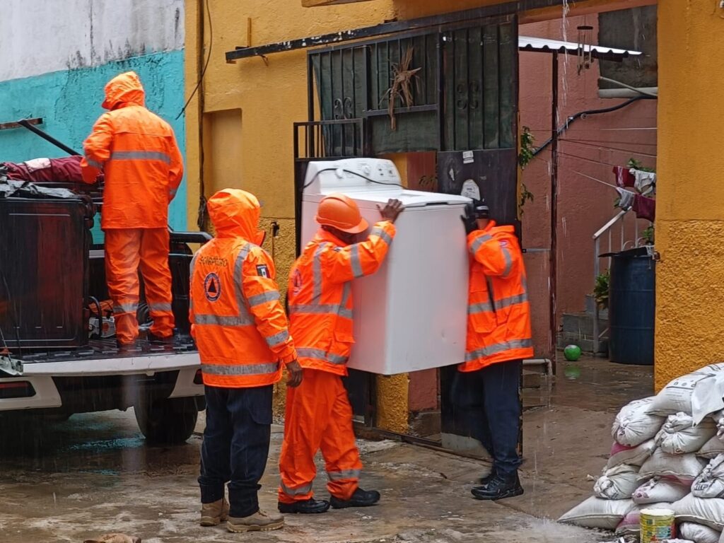 Gobierno del estado brinda apoyo inmediato a familias de Acapulco afectadas por socavón derivado de la tormenta tropical Dalila