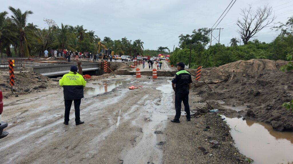 San José las Palmas, elementos de Tránsito Estatal implementaron un operativo de seguridad y abanderamiento