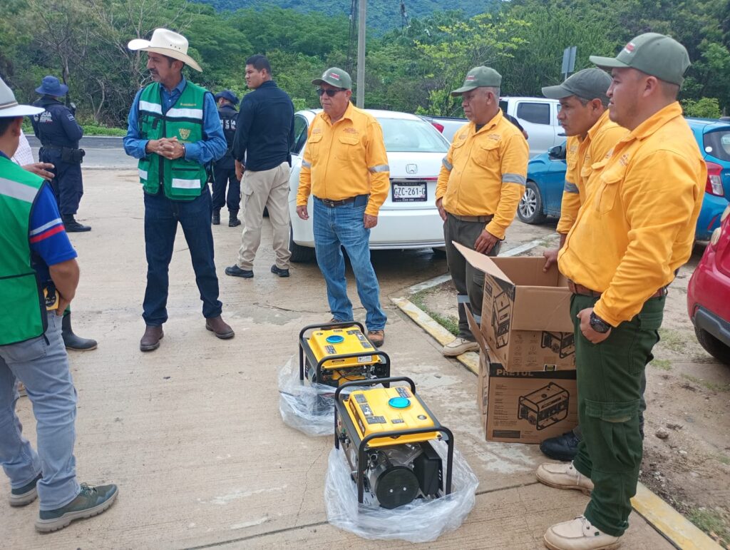 El titular de SEMAREN Ángel Almazán Juárez, entregó generadores eléctricos en comunidades de Tecoanapa.