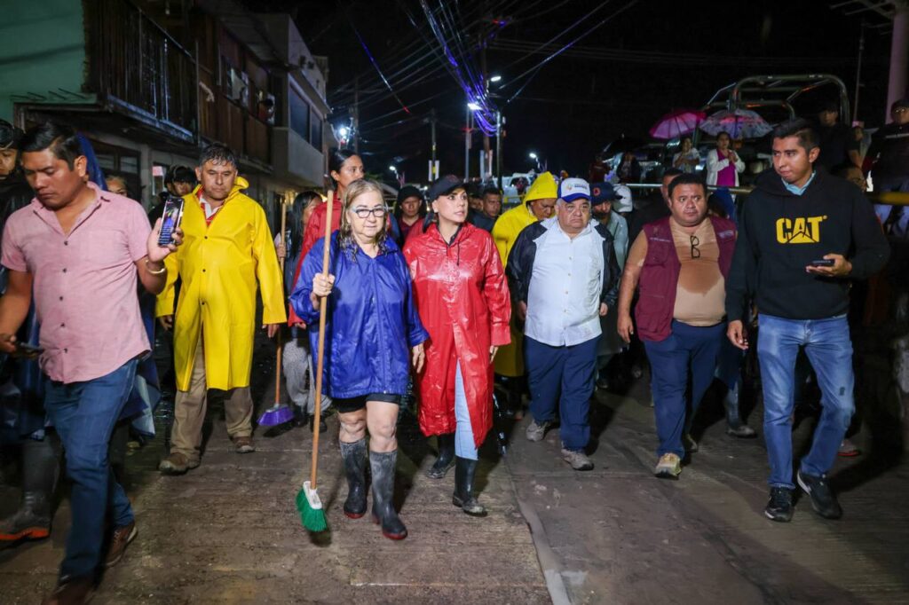 Evelyn Salgado atiende la contingencia por inundación en la colonia Galeana de Chilpancingo