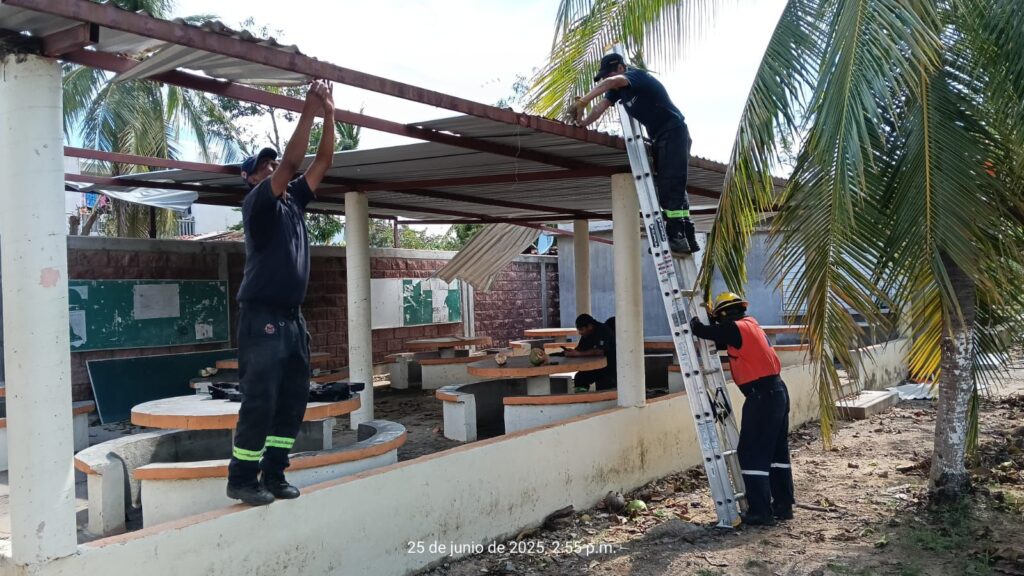 La SGIRPCGRO continúa atendiendo afectaciones en planteles educativos de la Costa Chica