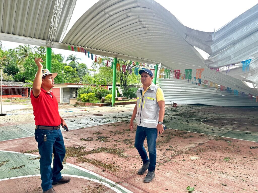Brigadas de evaluación del IGIFE e INIFED recorren escuelas afectadas por el huracán Erick en la Costa Chica