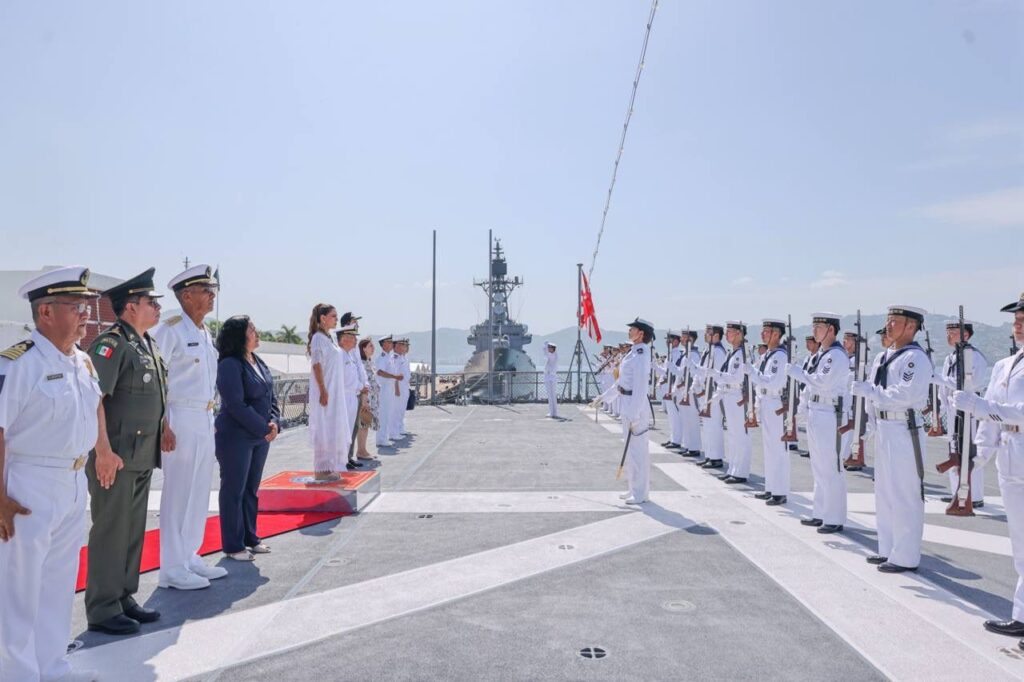 Evelyn Salgado da la bienvenida a la tripulación de los buques Kashima y Shimakaze de la Fuerza Marítima de Autodefensa de Japón