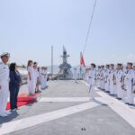 Evelyn Salgado da la bienvenida a la tripulación de los buques Kashima y Shimakaze de la Fuerza Marítima de Autodefensa de Japón
