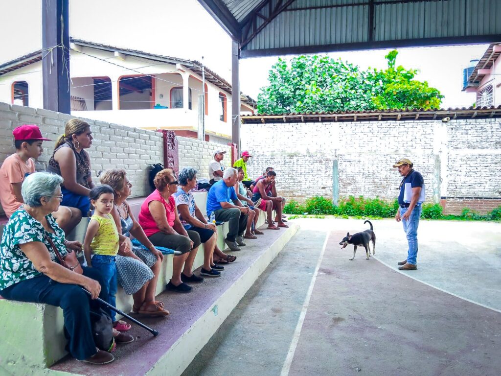 SAGADEGRO capacita a productores de Atoyac contra picudo negro del cocotero