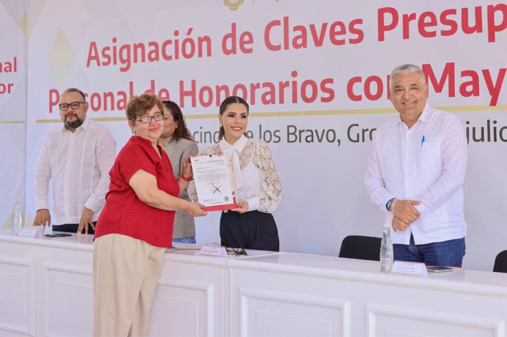 Evelyn Salgado cumple compromiso de justicia laboral con entrega de plazas a trabajadores de la educación en Guerrero