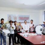 Entrega instrumentos musicales a comunidades de Cochoapa el Grande.