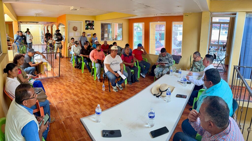 Refrenda gobierno del estado compromiso con comisarios del Valle de El Ocotito