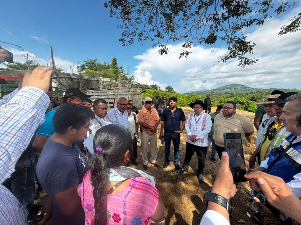 Gobierno de Guerrero y federación atienden demandas de pobladores de Costa Chica, durante la gira presidencial
