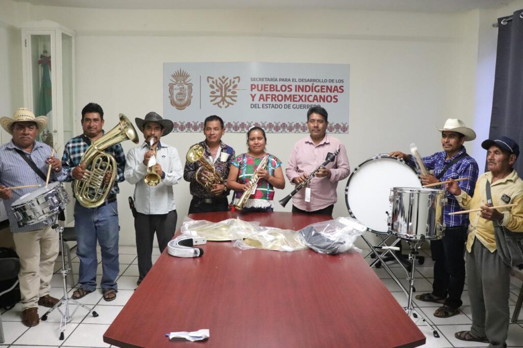 Se entregaron instrumentos musicales a las comunidades de San Pedro el Viejo