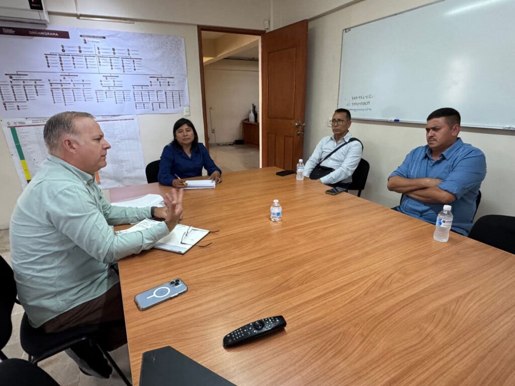 Facundo Gastélum Félix en reunión con el presidente municipal Jaime Torres García.