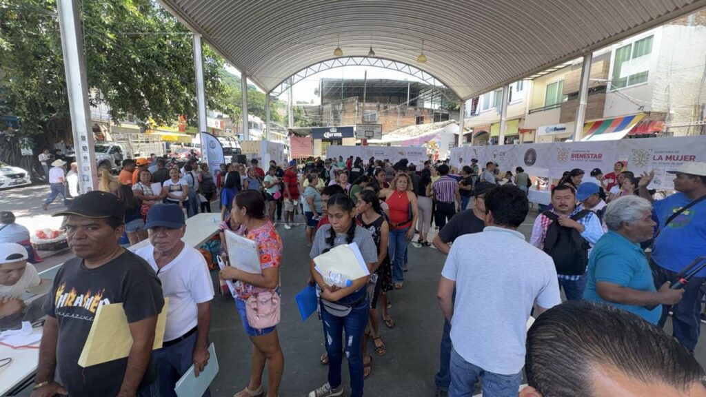 Se beneficia la población de Tierra Colorada con la Feria de Servicios Integrales del Gobierno de Guerrero