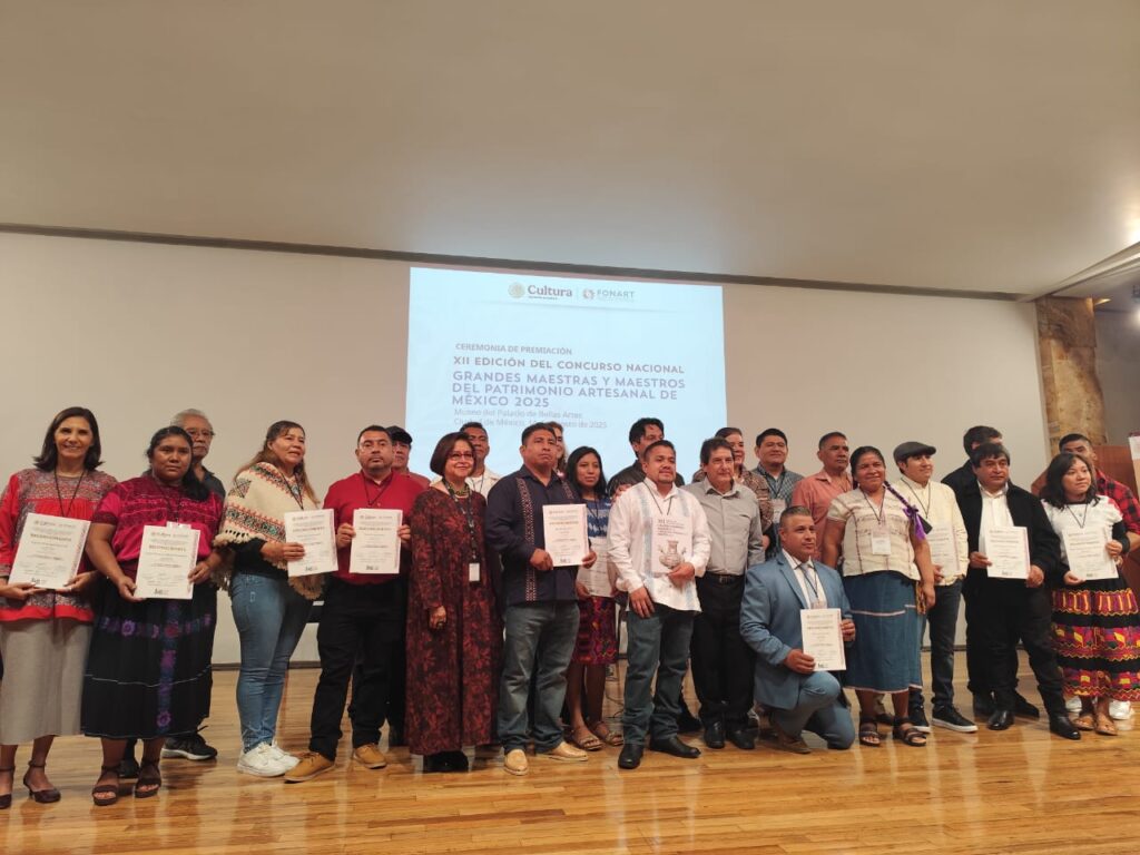 Ganan artesanos guerrerenses premios en la XII Edición del Concurso Nacional Grandes Maestras y Maestros
