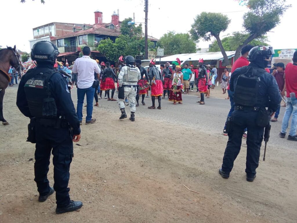 Elementos de la Policía Estatal, en el marco de la conmemoración del Día Internacional de los Afrodescendientes